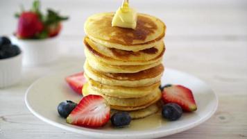 pannkakor med smör, jordgubbar, blåbär och honung video