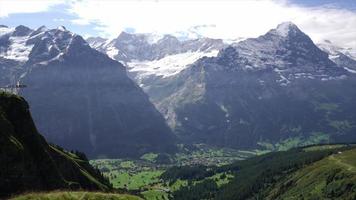 vila de Grindelwald em paisagem montanhosa - Suíça video