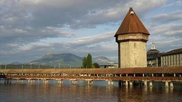 Puente de la capilla y torre de agua en la ciudad de Luzern - Suiza video