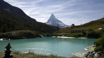 Cervin avec lac alpin, Mosjesee, Suisse, Europe video