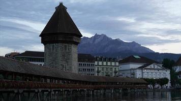 ponte da capela e torre de água na cidade de luzern - suíça video