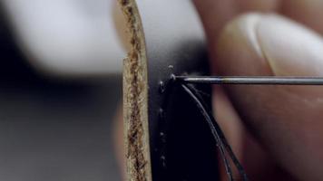 macro 4k de bracelets en cuir avec fil noir video