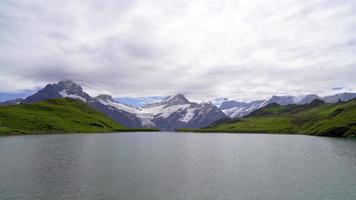 Lago Bachalpsee con Alpes Suizos en Grindelwald, Suiza video