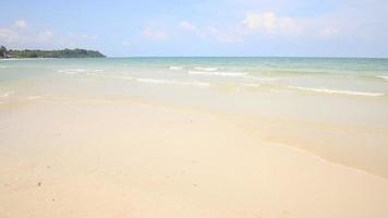 lindo mar e céu azul no mar de andaman, Tailândia