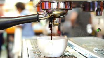 Primer plano de una máquina cafetera durante la toma de fotografías en la cafetería. video