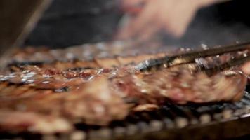varkensribbetjes draaien op een grill video