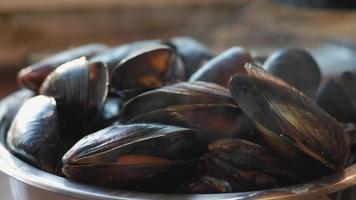 mariscos cozinhando enquanto um molho é jogado video