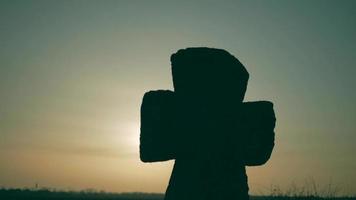 Silhouette eines alten Kosaken-Kreuzes video