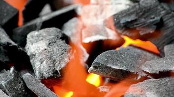 flamme de charbon de bois enflammé