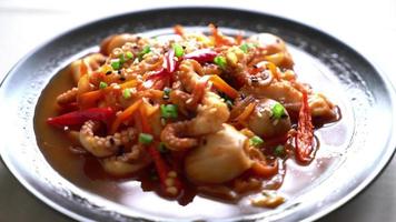 pulpo o calamar salteados y pasta picante coreana video