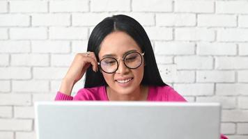 mujer sonriendo a la computadora video