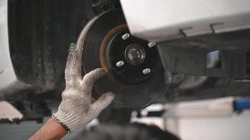 Examining a car disk brake pad with a flashlight video