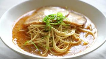 spaghetti di ramen tonkotsu con maiale chaashu video