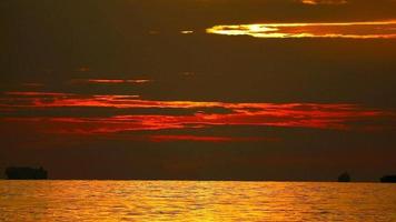 il tramonto e il suo riflesso sulla superficie dell'oceano video