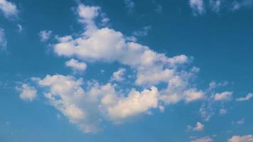 ciel bleu clair avec cloudscape video