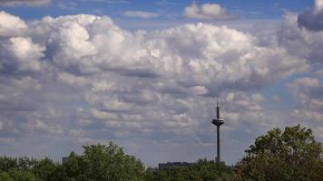 Torre de Europa en Frankfurt y nubes video