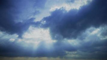 time-lapse de un cielo nublado con luz solar video