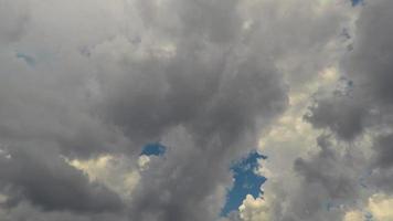 flauschige Wolken, die sich schnell bewegen video