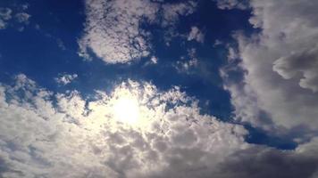 movimiento de las nubes contra el fondo del cielo video