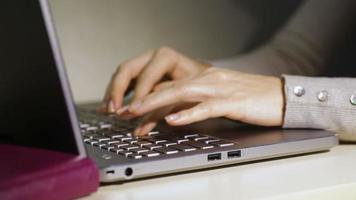 mujer escribiendo en una computadora portátil video