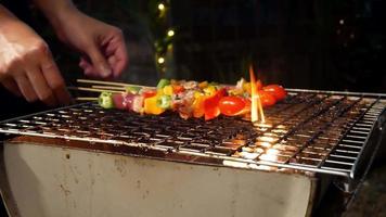 barbecue piccante fuoco sulla griglia fiammeggiante video