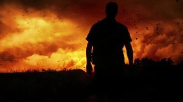silhouette masculine marchant au coucher du soleil video