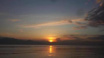 tidsfördröjning av en lugn ö vid solnedgången video