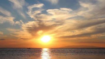 barca da pesca in piedi sopra il mare al tramonto perfetto video