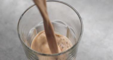 Chocolate con leche fluyendo en vaso para el desayuno video