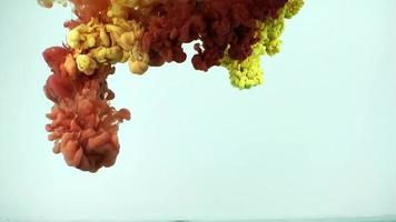 kleurrijke inkt verf druppels plons in onderwater