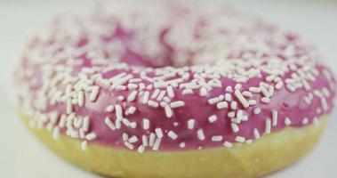close-up met frambozen bedekte donuts