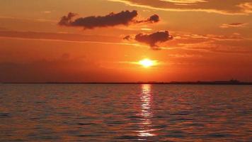 roter Sonnenuntergang und bewölkter Himmel Sonnenuntergang Seelandschaft