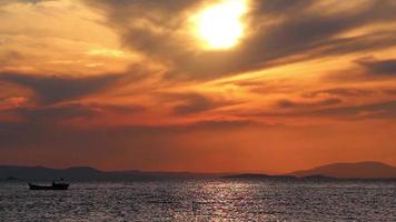 coucher de soleil au bord de la mer et du bateau video