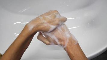 mujer lavándose las manos video