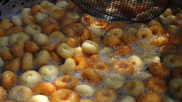 Turkse donuts in de friteuse video