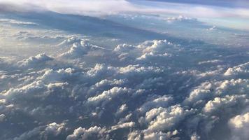 volar en el cielo con nubes y hermosa luz, vista de avión. video