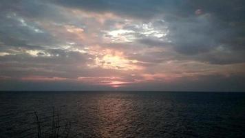 coucher de soleil en mer tropicale video