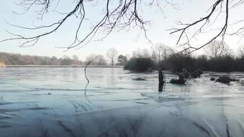 un lac gelé d'un point de vue bas video