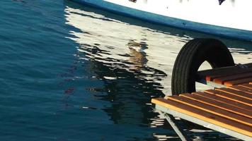 o cais e a reflexão do barco de pesca video