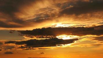 donkere gladde wolken in oranje zonsondergang video