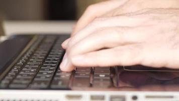 manliga händer att skriva på ett tangentbord video