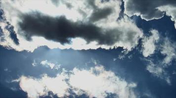 nubes y lapso de luz solar video