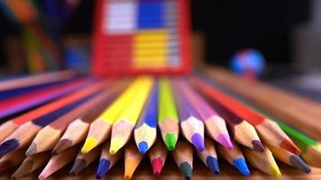 matériel scolaire crayons colorés video