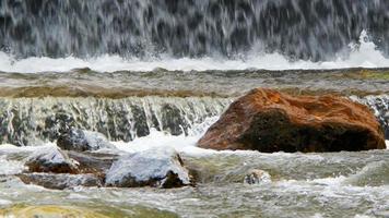 cascade naturelle et rivière video