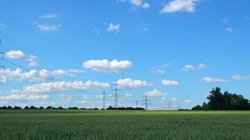 paisagens postes elétricos e nuvens video