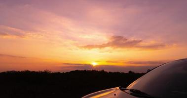 puesta de sol reflejada en un coche video