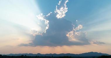 Sonnenstrahl während des Sonnenuntergangs durch große Wolken video