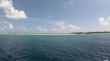barco en movimiento en el mar de maldivas video
