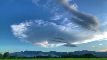 vue panoramique sur le paysage des montagnes en début de soirée video