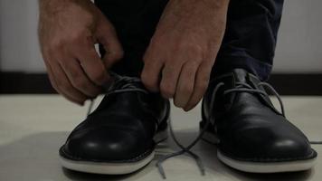 Mann, der Schnürsenkel an Lederschuhen bindet video